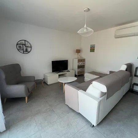 Apartment Chrisaline, Spacieuse, 5 Chambres, Piscine Chauffee