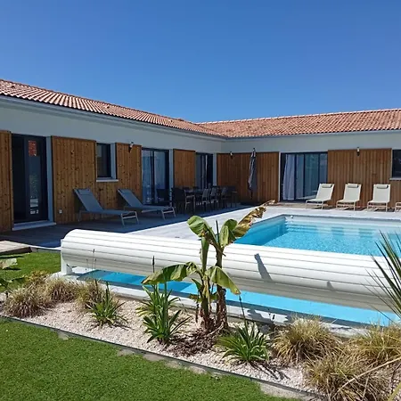 Chrisaline, Spacieuse, 5 Chambres, Piscine Chauffee