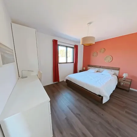 Apartment Chrisaline, Spacieuse Et Climatisee, 5 Chambres, Piscine Privee