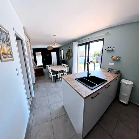 Apartment Chrisaline, Spacieuse Et Climatisee, 5 Chambres, Piscine Privee