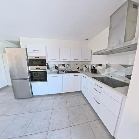 Apartment Chrisaline, Spacieuse Et Climatisee, 5 Chambres, Piscine Privee